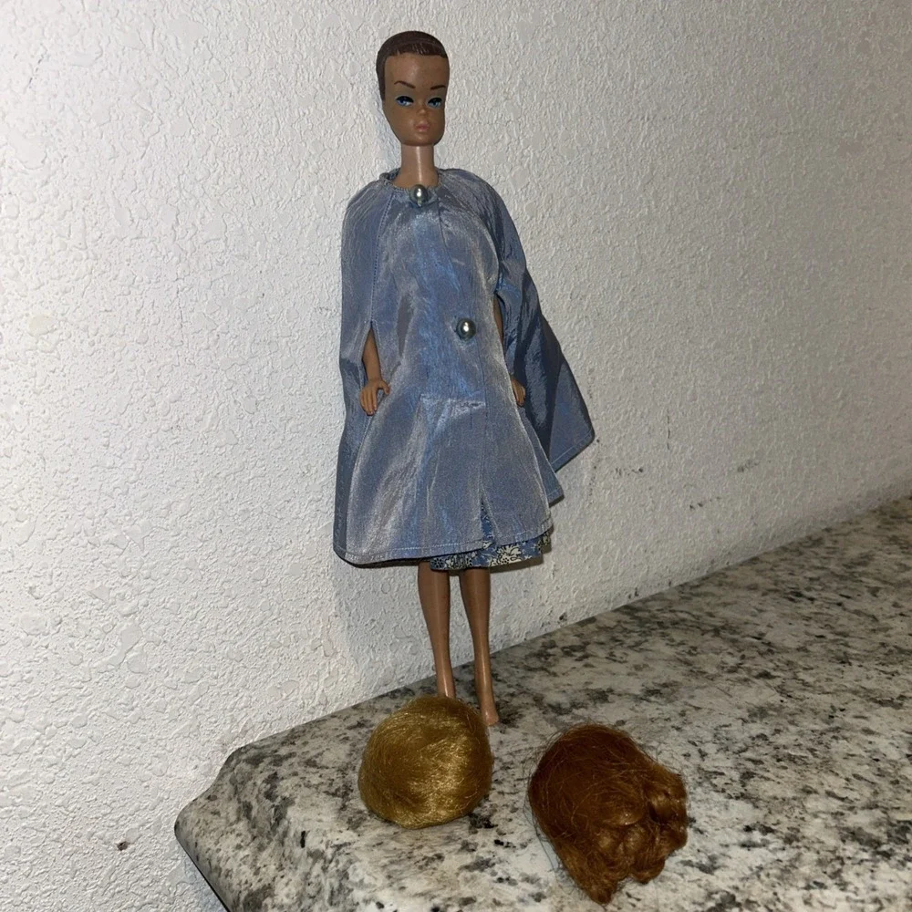 Vintage 1963 Barbie Doll FASHION QUEEN #870 With Two‎ Wigs E3